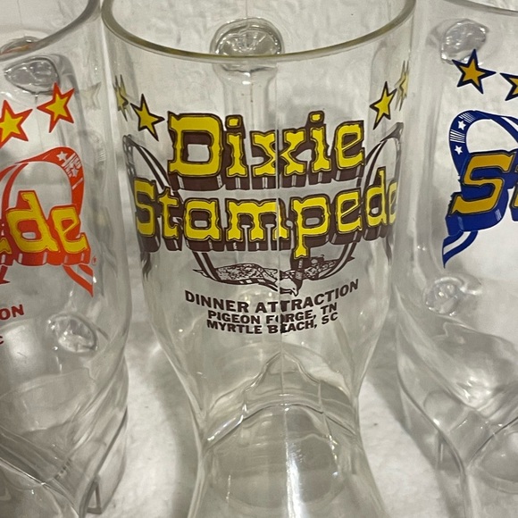 Set of 3 Dolly Parton's Dixie Stampede Souvenir Plastic Mugs - Picture 4 of 6